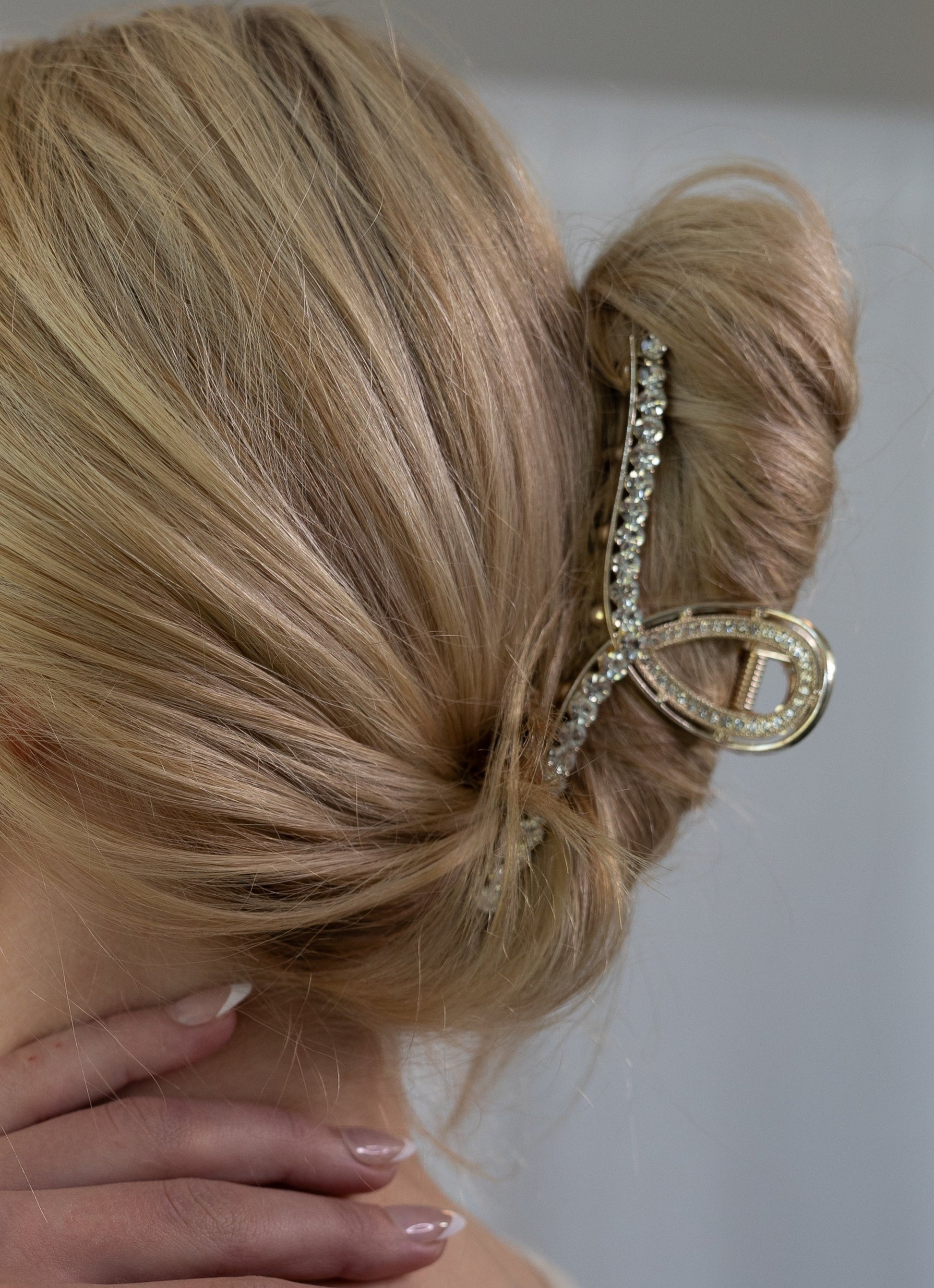 girl with blond hair wearing a claw clip 