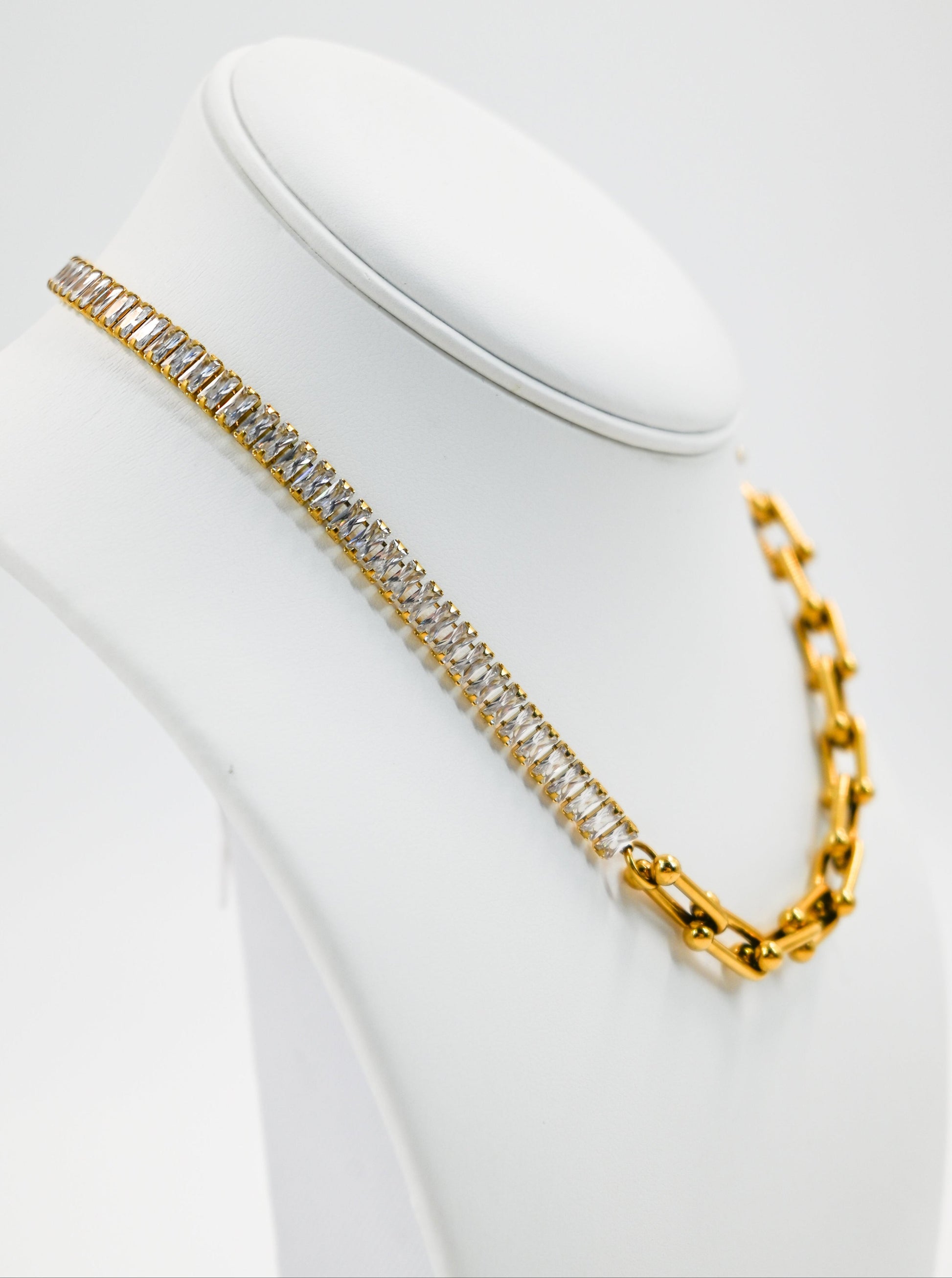 Sparkling link chain with crystals accents in gold