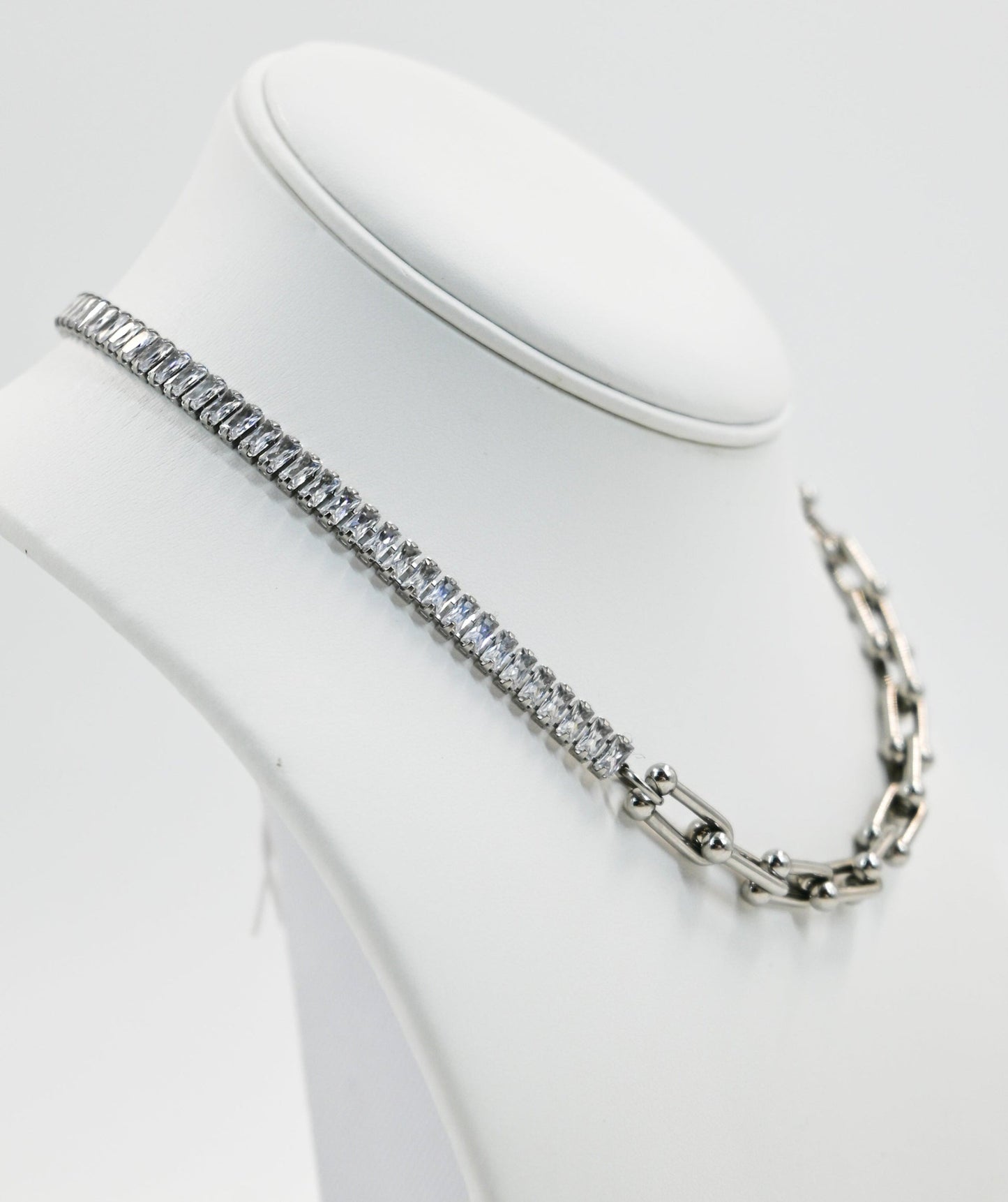 Sparkling link chain with crystals accents in silver