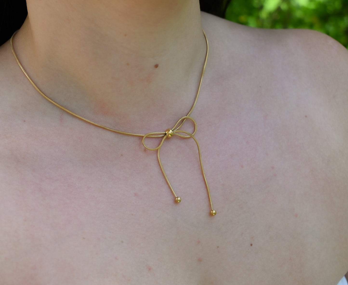 bow style chain on model
