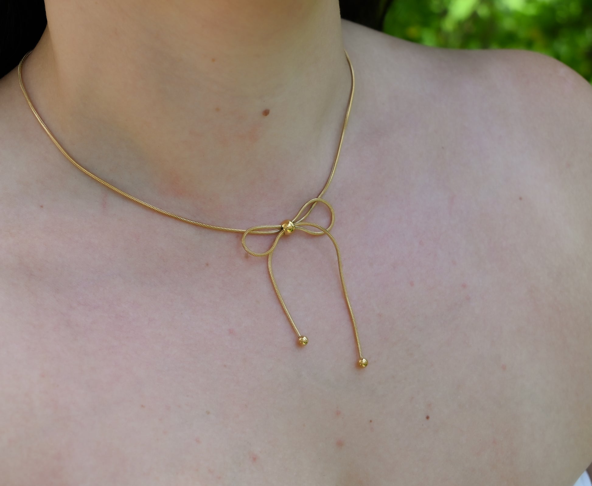 bow style chain on model